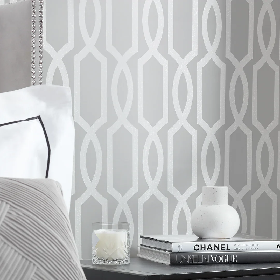 London Trellis Wallpaper in Silver - Image 3