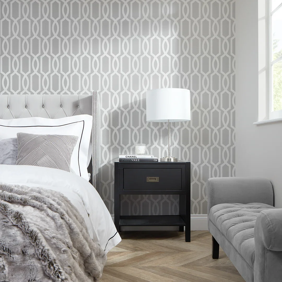 London Trellis Wallpaper in Silver - Image 4